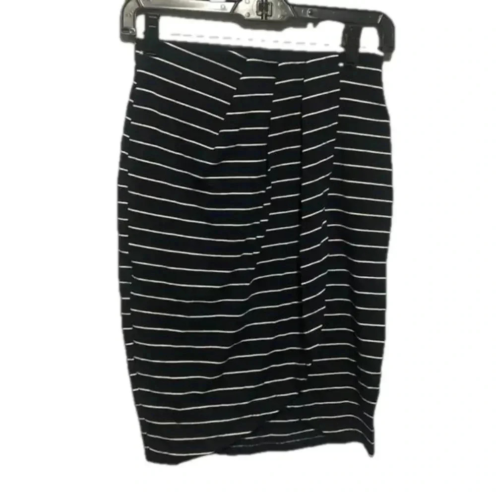 💚  NWTs Dynamite Navy blue & white striped skirt